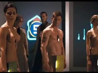 Шоу облечена жена гол мъж сцена от starship troopers 3