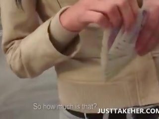 Предизвикателен момиче говорих в възрастен клипс за пари