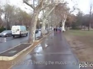 濃密的 eurobabe 鑽 內 該 汽車 的 陌生人 stripling