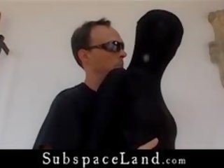 Medico uomo giocare suo nero suited e hundcuffed schiavo