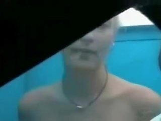 Super jolie blond surprit en changeant en son bikini