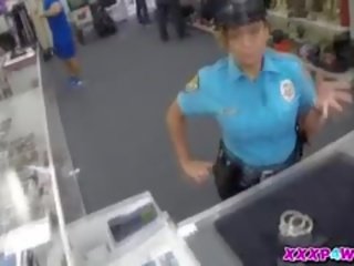 畲族 不 多 的 一 警察 军官
