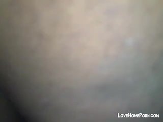 큰 검정 곡괭이 stabbs 젖은 털이 많은 검정 고양이