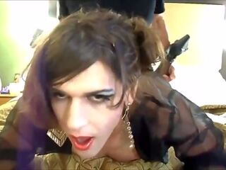 Menawan crossdresser mendapatkan kacau di berbagai posisi