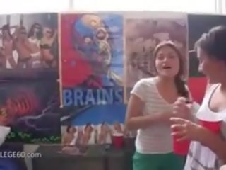 Twister lojë turns në bashkëarsimim groupsex
