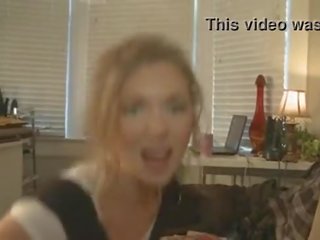 Nxehtë bashkëshorte turns bashkëshort në cuck