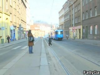 Страхотен дебеланко съблазнява един незрял мъж