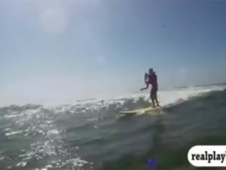 그룹 의 매력적인 badass 소녀 트라이 아웃 surfing 과 jetski 벌거 벗은