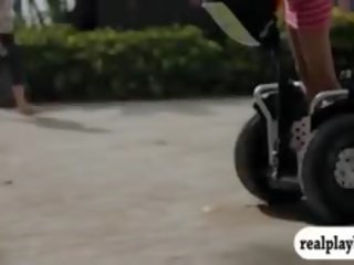 組 的 有吸引力 badass 女孩 tryout surfing 和 jetski 裸