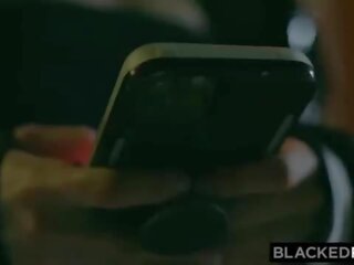 Blackedraw 몸집이 작은 금발의 아기 도착 채우는 올라 로 거대한 영국 bbc
