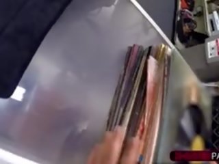 Slutty rocker puts ji muca na na vrstica
