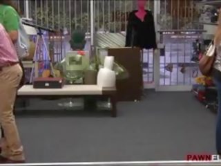 Худенька недосвідчена азіатська seductress прицвяхований по збоченець pawn хранитель