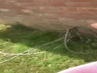 Quarantine avuto me ottenere testa da il mio giovane femmina in il indietro giardino