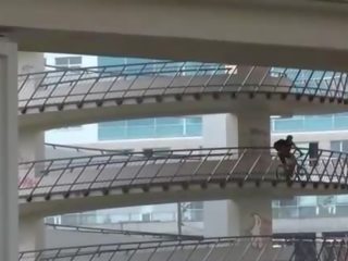 Veřejné ulice mladý blondýnka dospívající dospělý video orgie gangbang v the middle na a ulice v broad daylight
