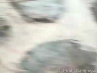 Avalik tänav noor blond teismeline täiskasvanud video orgia gangbang sisse a kesk- kohta a tänav sisse broad daylight