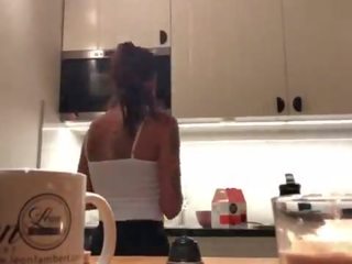 Perfetto pokies su il cucina camma, braless sylvia e suo impressionante capezzoli