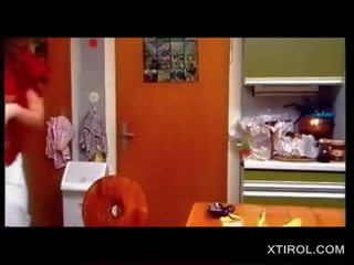 בלונדינית tirol שרמוטה לְקִיחָה דוּ שמוקים ב פעם אחת