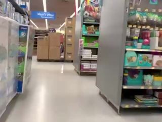 Преследвач записи дама в walmart public&excl; тя има не гащи в публичен