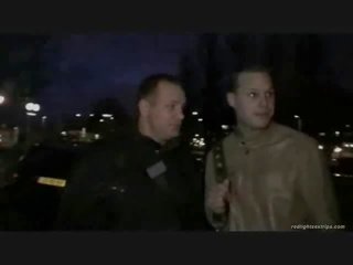 А туристически получава а guided tour през амстердам, край нагоре в на червен светлина district където а рус slattern е очакване за