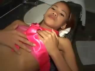 늙은 손 손가락 젊은 단단한 아시아의 고양이 표시