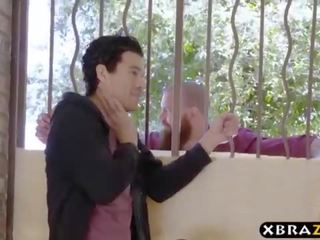 Alluring pandaraya asawang babae ay malibog at fucks kanya kapit-bahay
