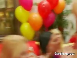 許多 女 在 條 俱樂部 吸吮 脫衣舞 迪克斯