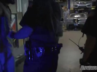 机械 店 owner 得到 他的 工具 polished 由 libidinous 女 警察