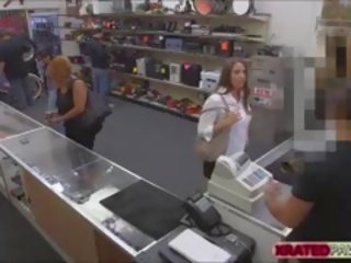 Tremendous un krūtainas blondie izpaužas pawned iekšā