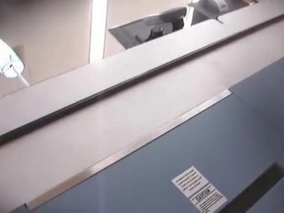 Upskirt na obchod - provokativní teenager uppie
