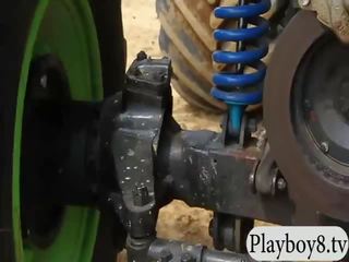 素晴らしいです badass 女の子 ライディング 上の ザ· ルーフ の ratrods 裸