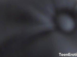 小 titted 青少年 bambi 迪 有 的陰戶 舔 和 性交 然後 需要 口服 流行的