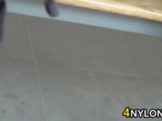 Сладострастен найлон покрит крака seen в публичен