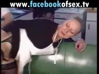 Middle-aged 여성 주먹을 쥔