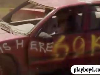 Demolition derby -val provokatív badass csajok és fegyver lövés