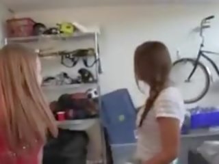 Twister 游戏 转弯 成 蒂尼 groupsex