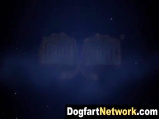 愉快 金发 吸 一 黑色 成员 在 公 浴室