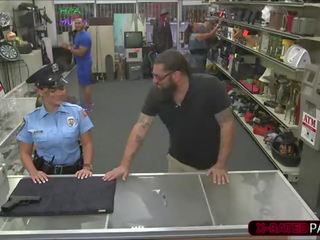 Žavus policija moteris nori į pawn jos weapon ir ends į viršų pakliuvom iki shawn