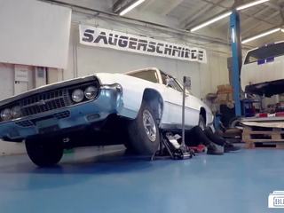 Bums buero - sultry tetovirane nemke seductress divje vicky dobi zajebal s avto mechanic