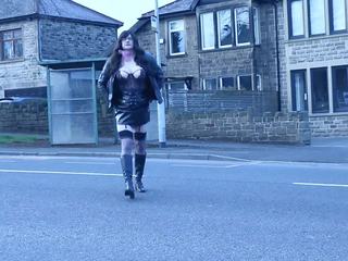 クロスドレッサー 上の ザ· 街 服装 として a streetwalker