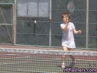 Personable 아시아의 인형 practicing 나체상