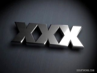 黑利 年轻 赃物 钻 在 该 办公室