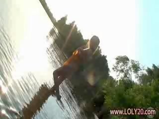Nudo fidanzata dietro il nostro pond