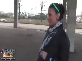 Perempuan membiarkan kami datang semua lebih beliau untuk wang