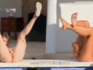 Six 裸 女孩 由 该 swimmingpool 从 俄国
