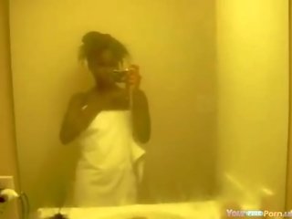 Ebony maly spanking her bokong in the jedhing
