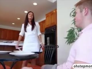 Attractive indi fucks i madh manhood në në shtëpi