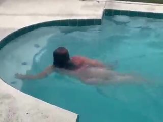 奇妙 拉丁 女佣 啦 paisa cleans 该 水池 和 吸 dick&excl; 抓 由 邻居