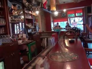 谁 通缉 到 有 铺设 该 barmaid?