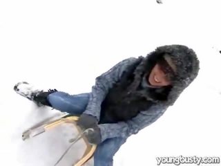 Привлекателен дължимите бомби вътре на сняг