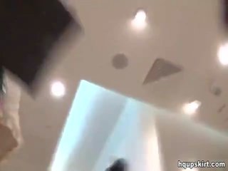 젊은 소녀 올라 스커트 고양이 movs